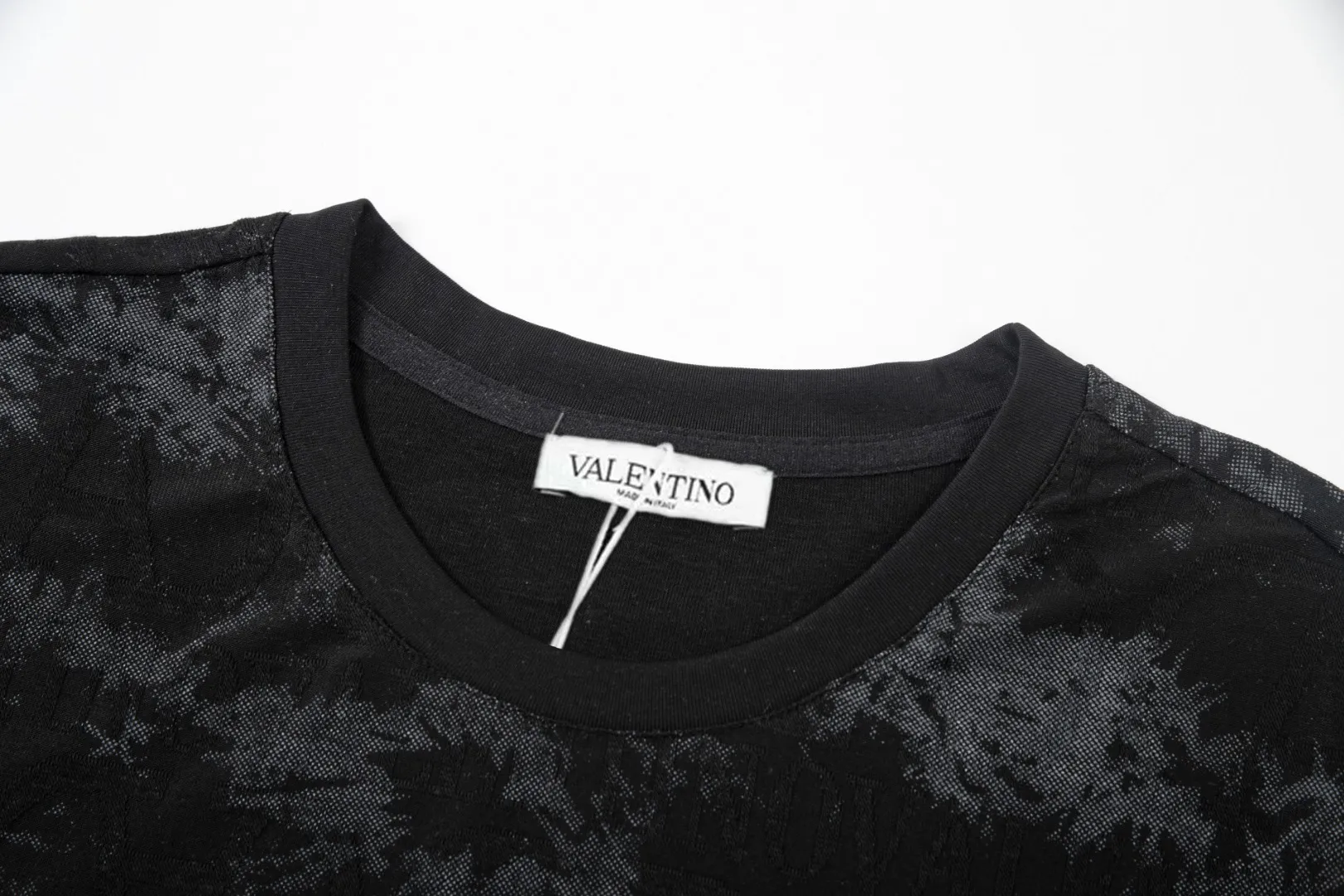Premium Quality VALENTINO / 2026 T ➕ ， ， ！ 。 ， LOGO ， YB ！ ！ Same Style ：Black White Size：M L XL XXL XXXL